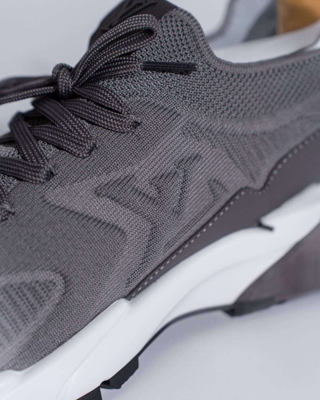 LV Runner Tatic Sneaker
Grijs