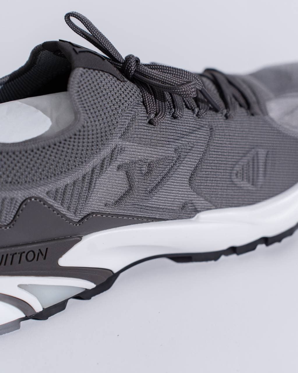 LV Runner Tatic Sneaker
Grijs