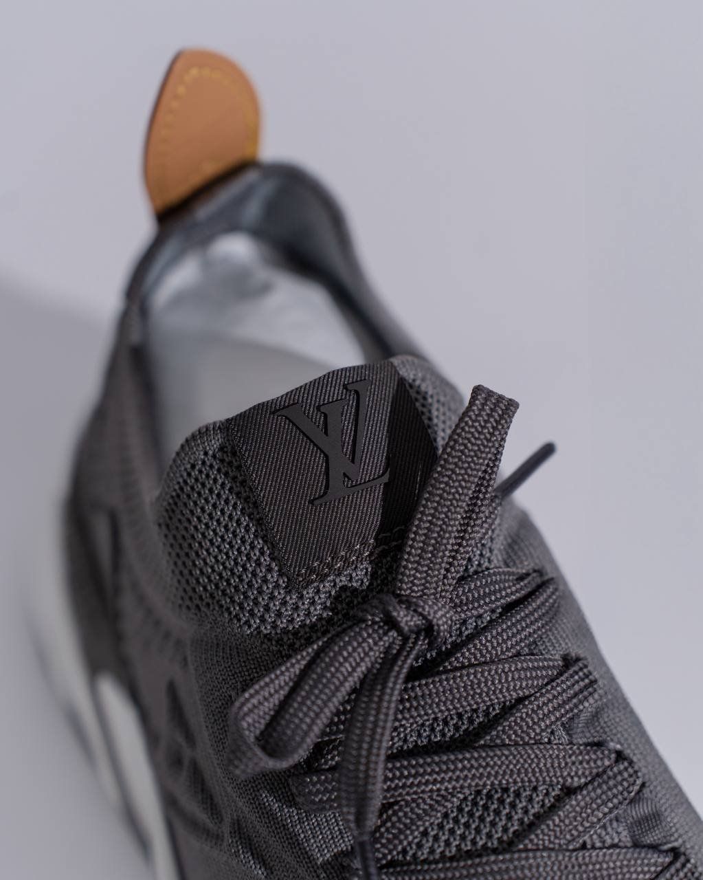 LV Runner Tatic Sneaker
Grijs