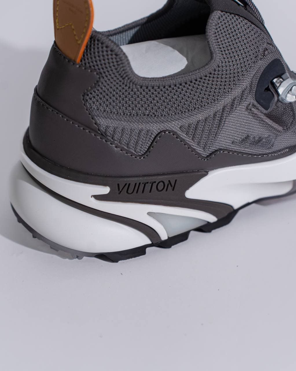 LV Runner Tatic Sneaker
Grijs